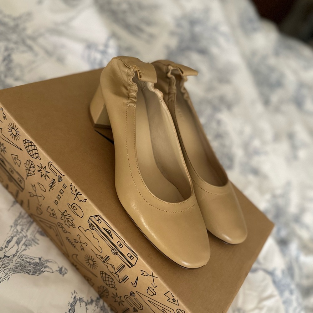 Everlane everyday heel, size 6, taupe color